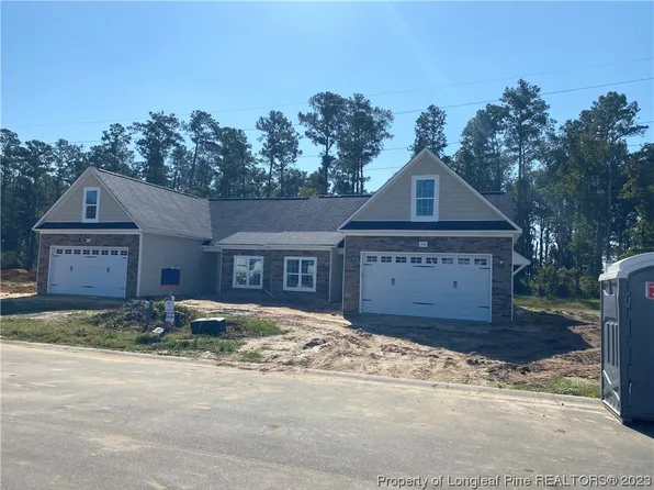 208 Oak Pointe Cir, Lumberton, NC 28358