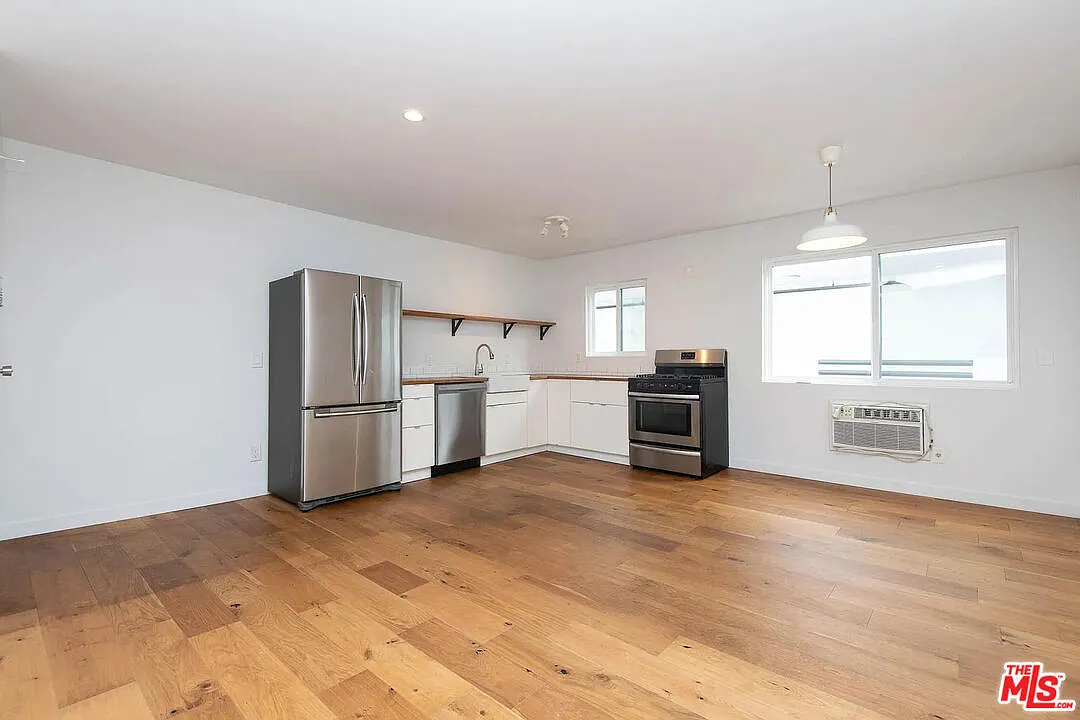 2 bed, 2.0 bath, 1000 sqft, $3,050 — Photo 3