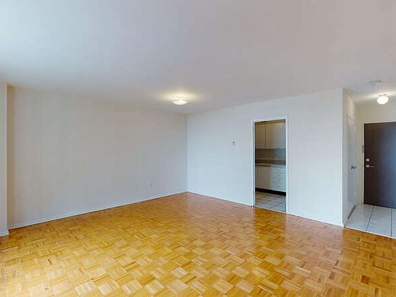 5th image of 299 Roehampton Ave #834