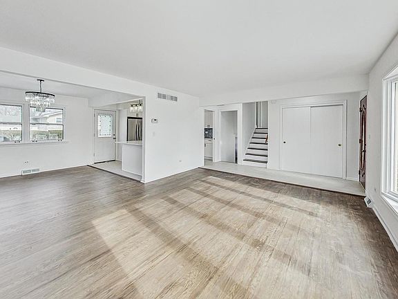 4th image of 1634 Claremont Dr