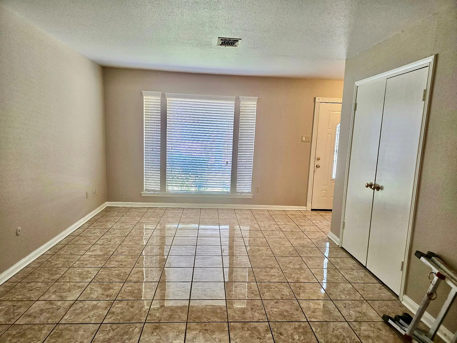 3 bed, 2.5 bath, 1632 sqft, $1,750 — Photo 3