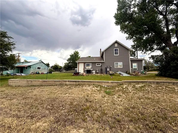 807 4th St W, Roundup, MT 59072