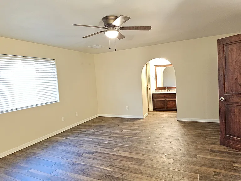 236 W Waltann Ln — Photo 16