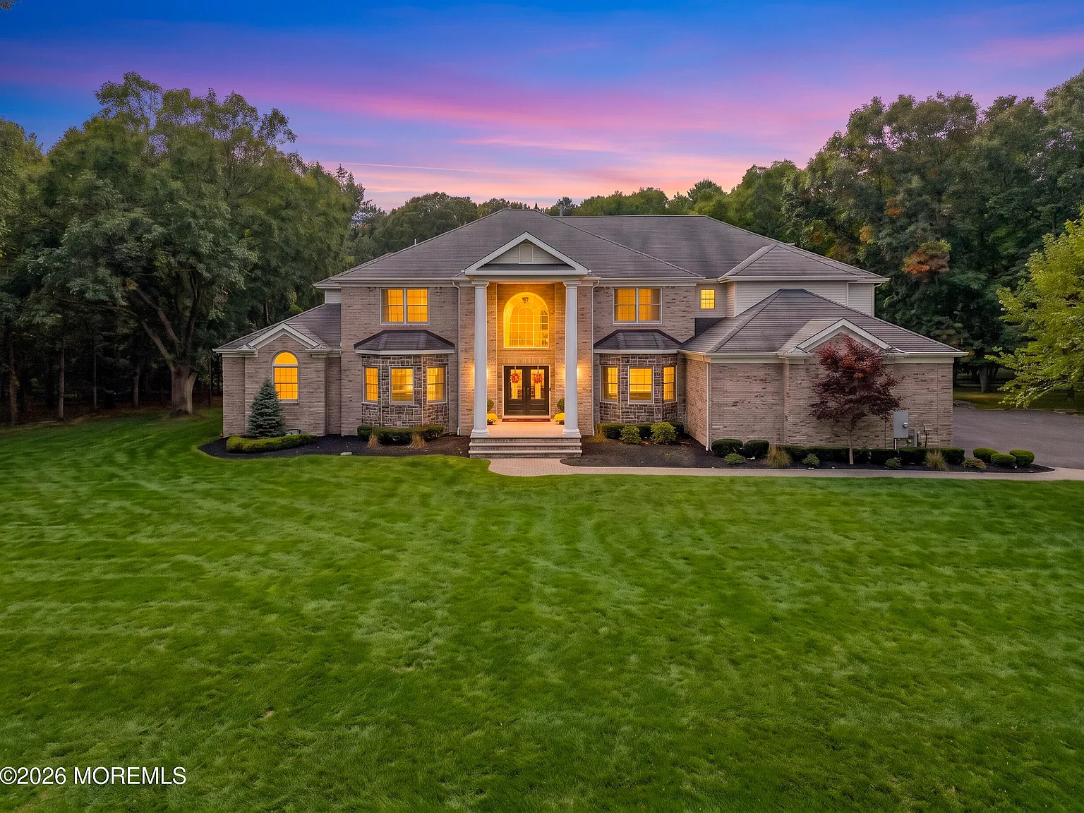 5 bed, 4.5 bath, 5945 sqft, $11,500 — Photo 1