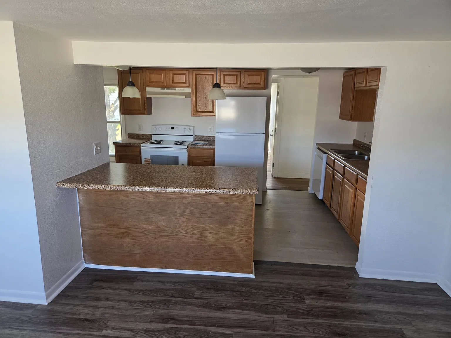 3 bed, 900 sqft, $1,600 — Photo 1