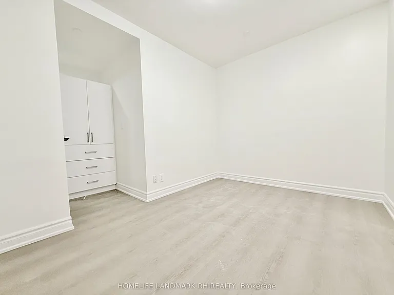414 Dundas St W #202 — Photo 8