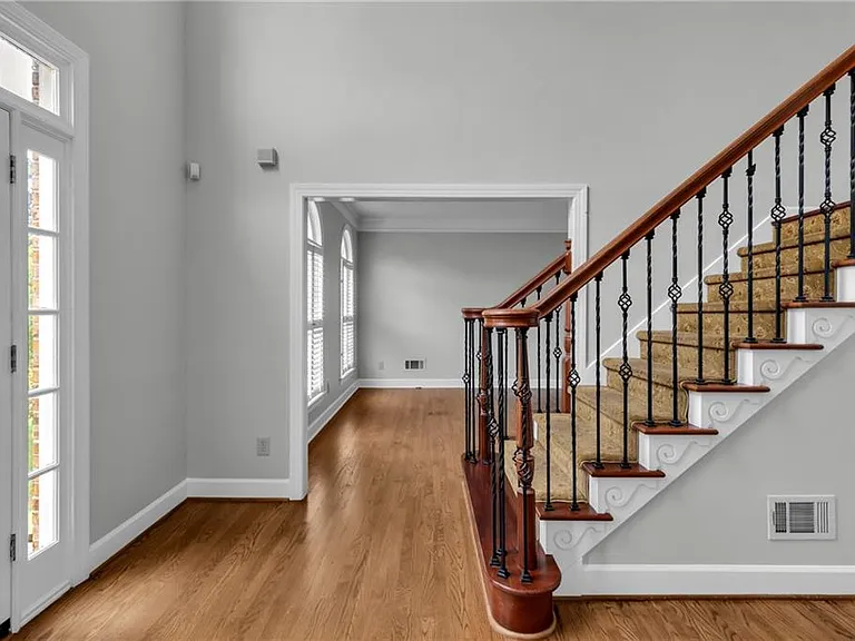 1085 Castle Pointe Ln — Photo 3