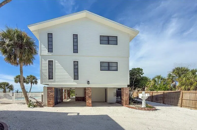 2 bed, 2.0 bath, 1363 sqft, $8,000 — Photo 1