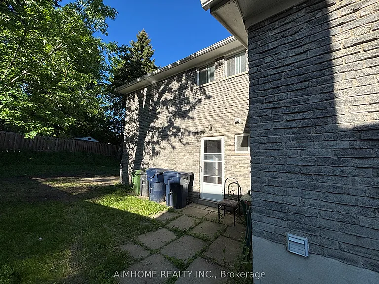 94 Broomfield Dr — Photo 3