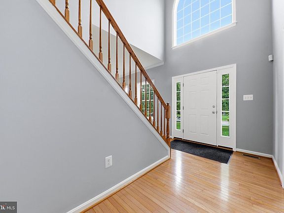 3rd image of 909 Bridlewreath Way