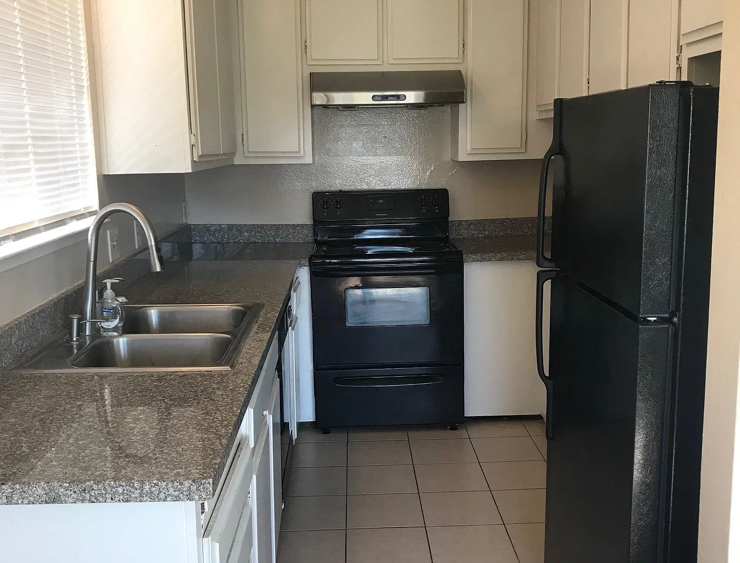 2 bed, 900 sqft, $1,999 — Photo 3