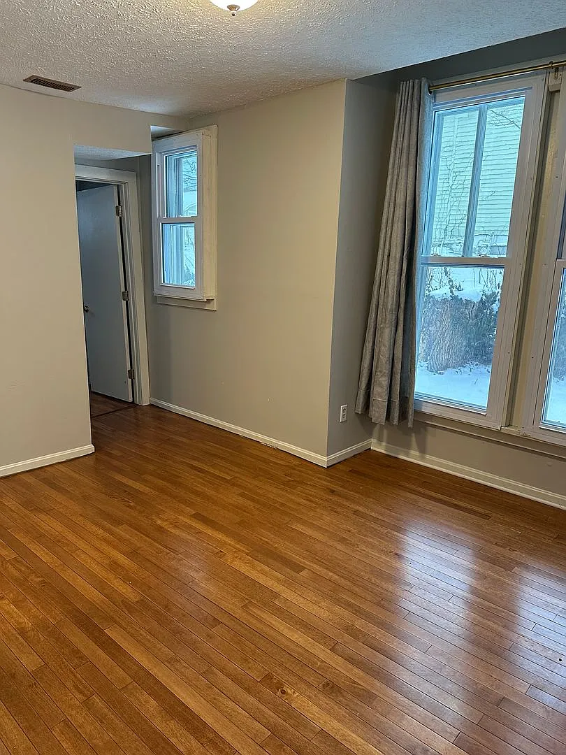 301 S Rogers St — Photo 2