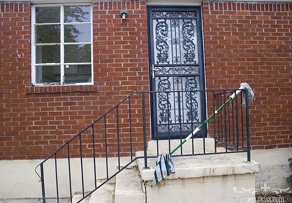 Side entrace through kitchen