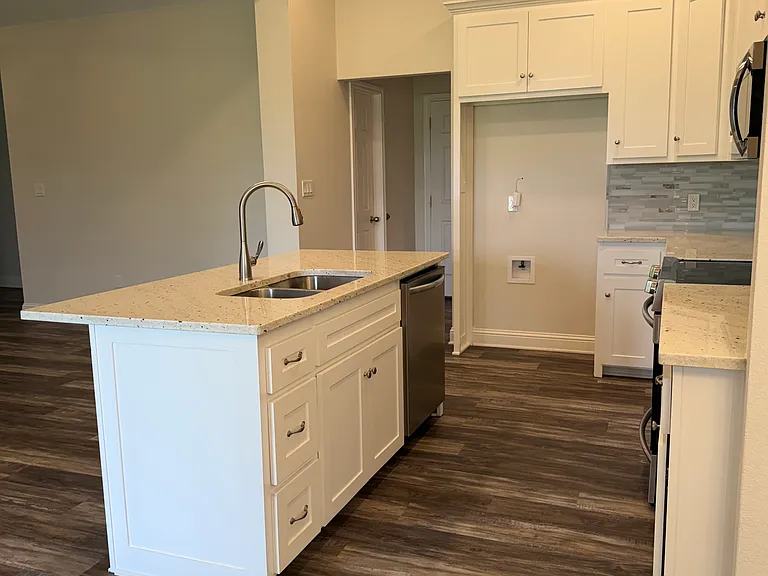 1860 Meadowview Dr — Photo 12