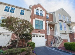 884 N Waterford Ln, Wilmington, DE 19808