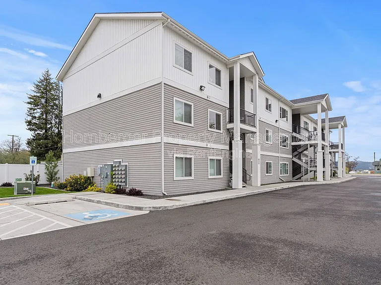 4th Ave Apartments — Photo 16
