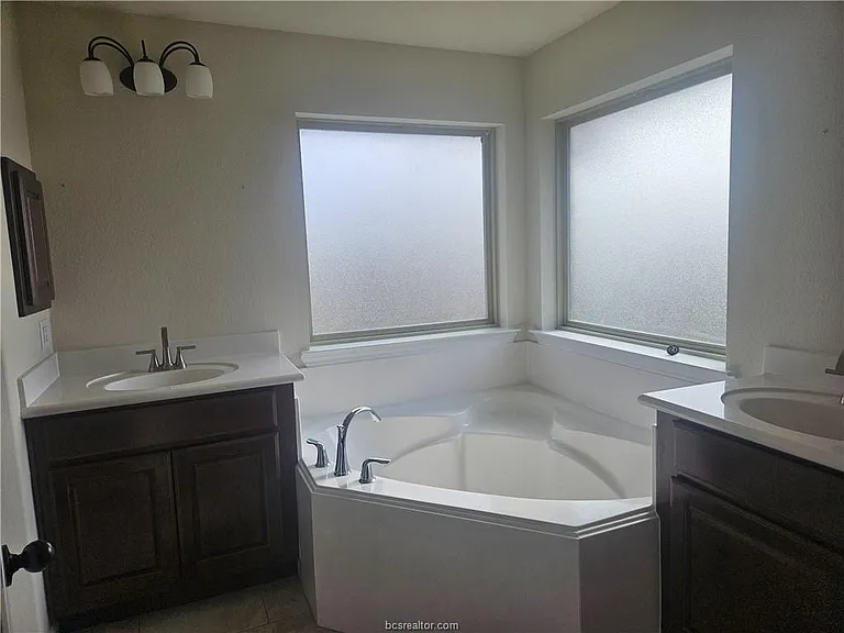 1208 Brunswick Ct — Photo 5