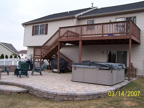 Rear deck & paver patio w/sitting wall