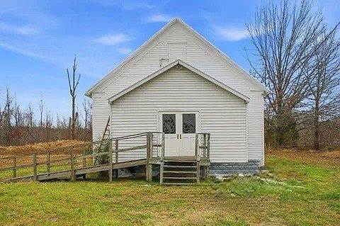 2nd image of 5918 Lakeview Rd