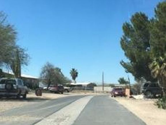Exterior Neighborhood (street photo)