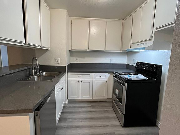 5th image of 9075 Cedros Ave