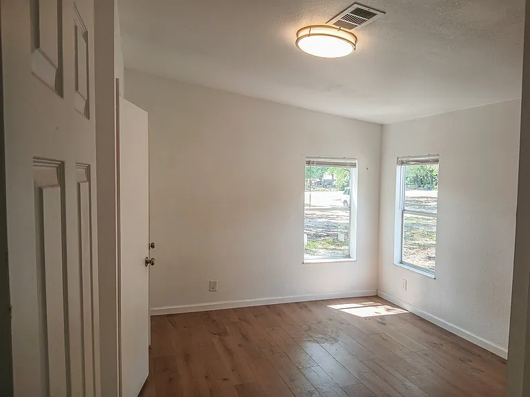 219 SW Churchill Way — Photo 7