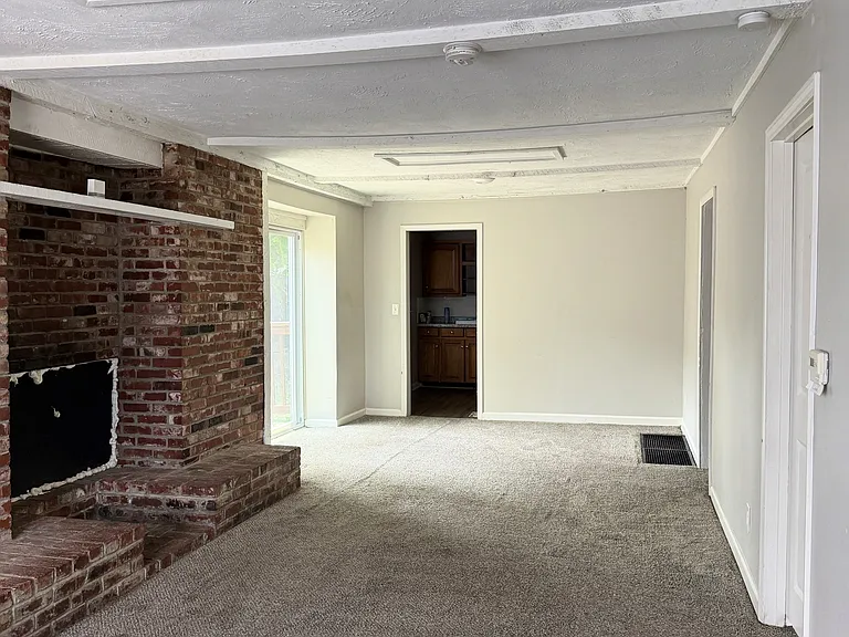302 S Hocker Ave — Photo 3