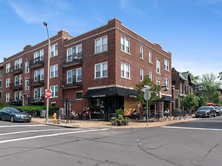 702 De Mun Ave #F — Photo 1