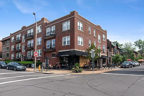 702 De Mun Ave #F Photo 1