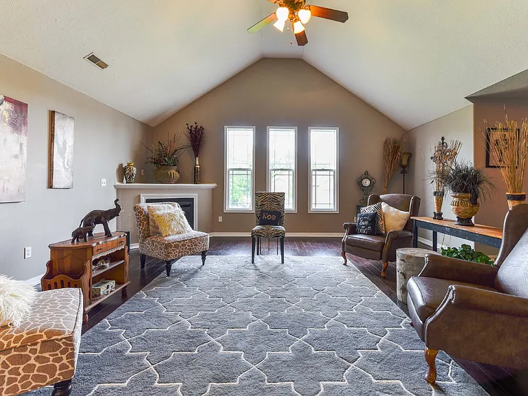 370 Southwoods Way — Photo 7