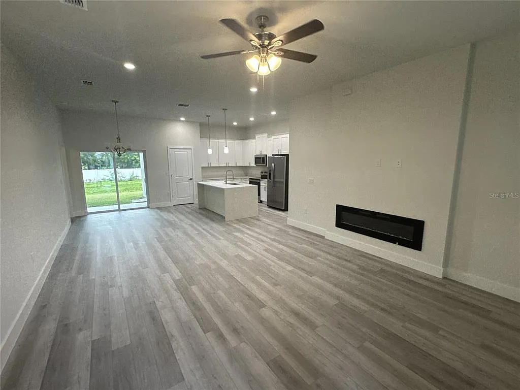 4 bed, 2.5 bath, 1695 sqft, $2,200 — Photo 2