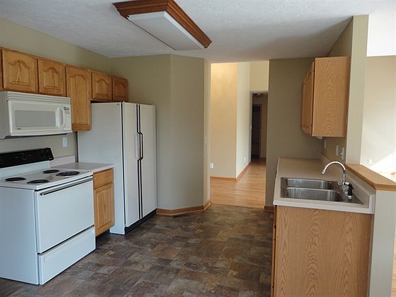5th image of 1433 Aaron Dr W
