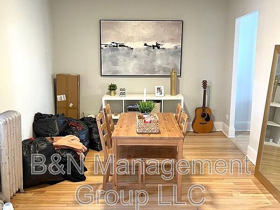 5th image of 912 W Oakdale Ave APT 3