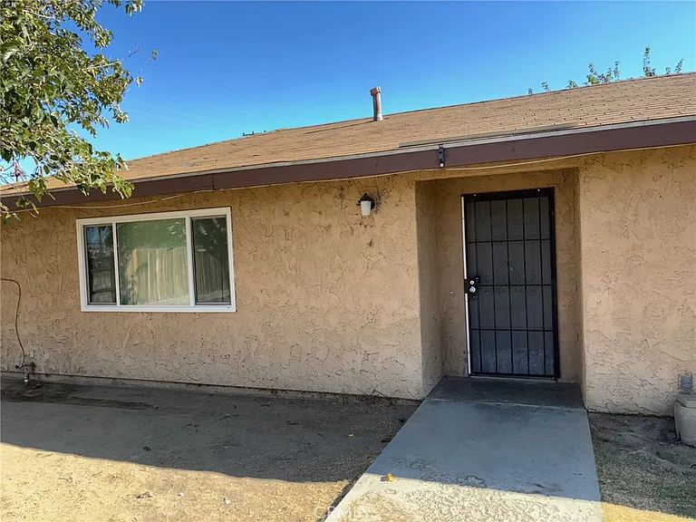 2556 Diamond St — Photo 1