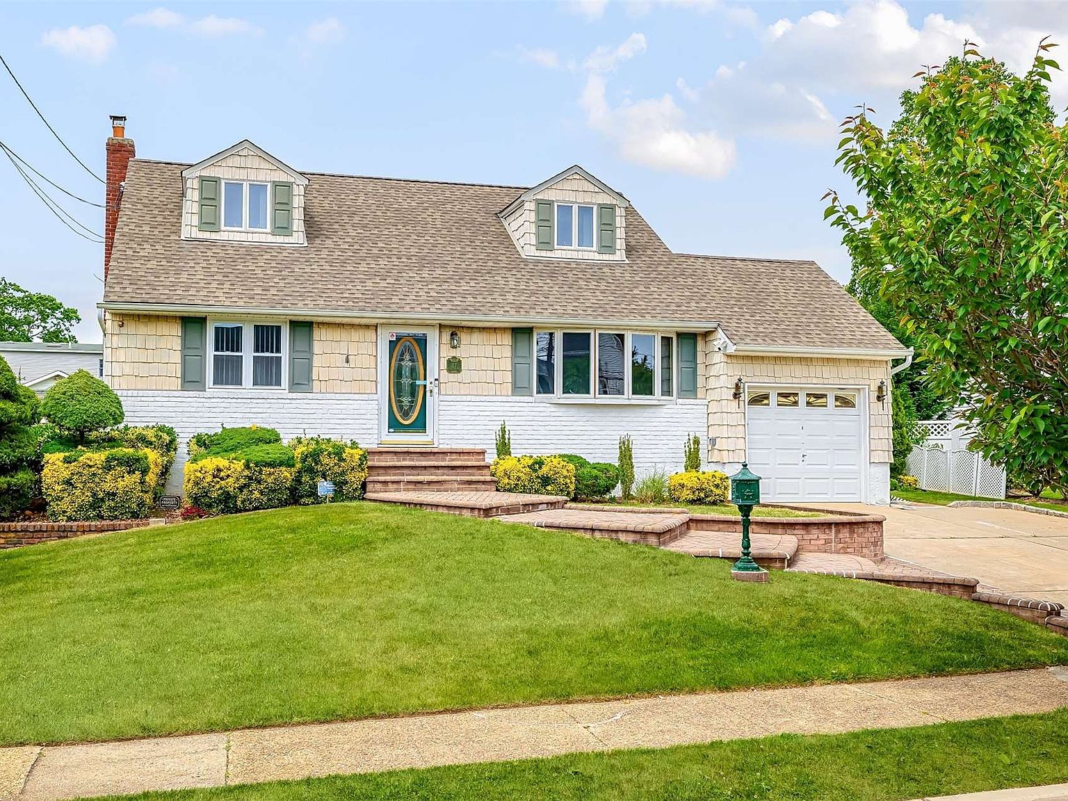 27 7th Avenue, Farmingdale, NY 11735 Zillow