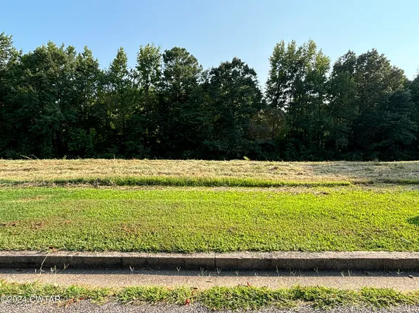 83 Derek Dr, Lexington, TN 38351