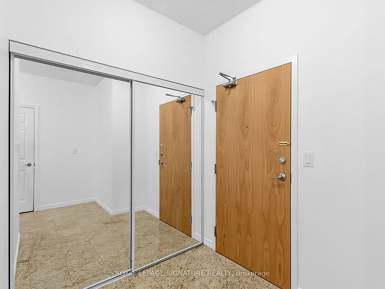 736 Spadina Ave #409 — Photo 4
