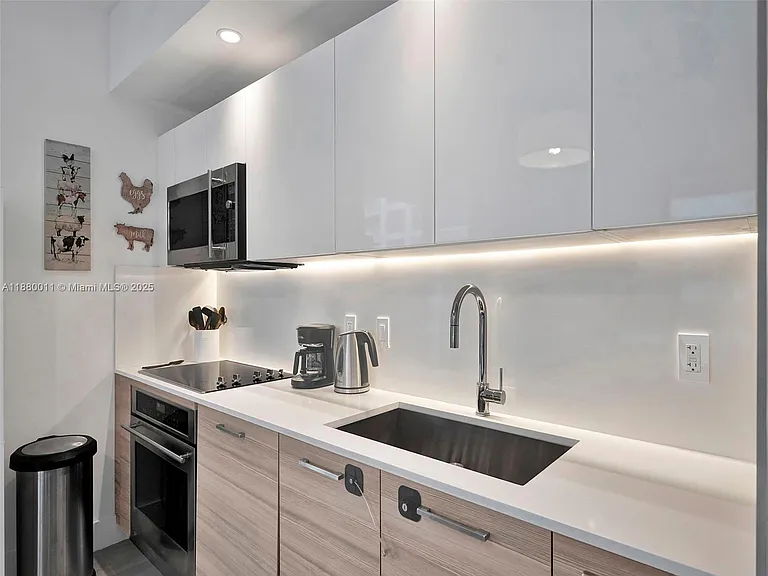 121 NE 34th St #1601 — Photo 9