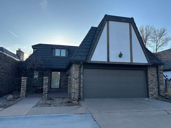 6 Village Dr, Hastings, NE 68901