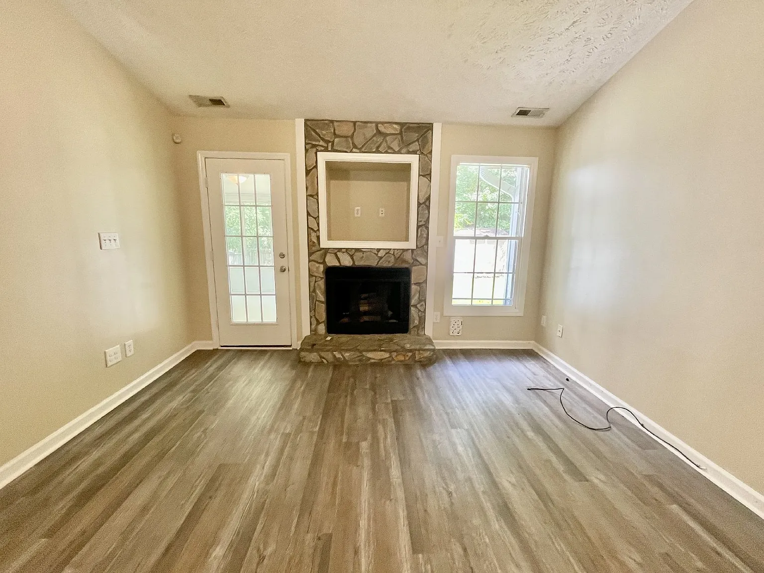 3 bed, 2.0 bath, 1400 sqft, $1,575 — Photo 3
