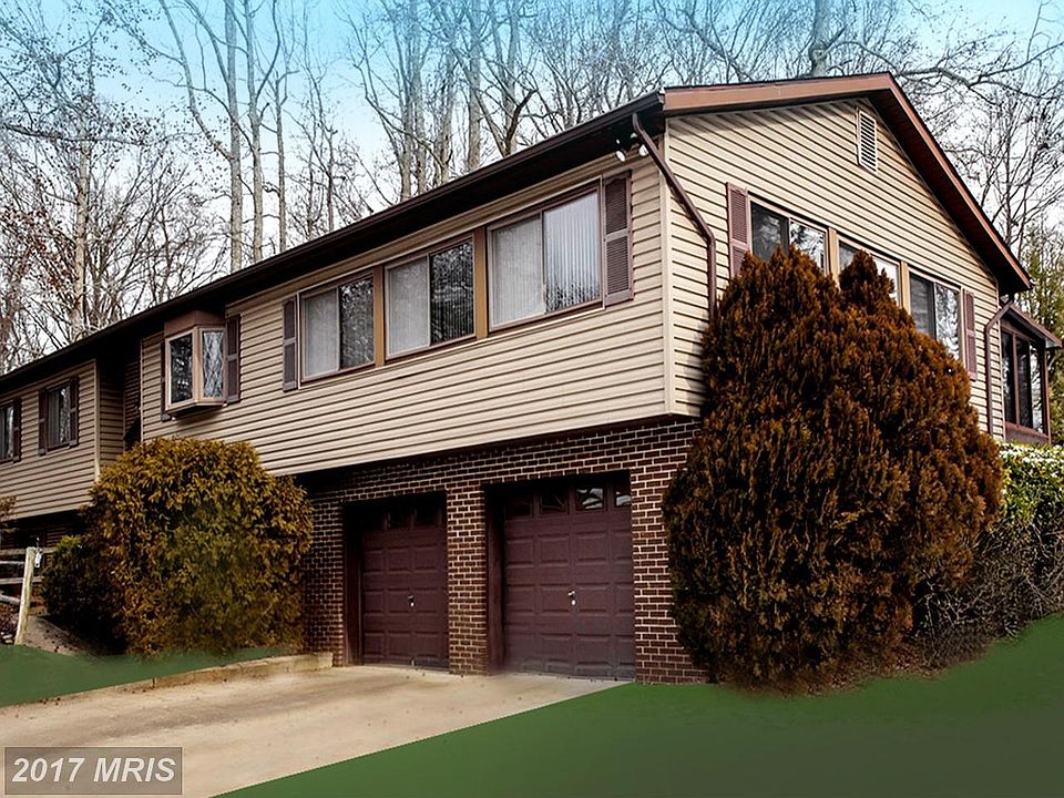 Updated Turnkey Transitional in Walnut Lake