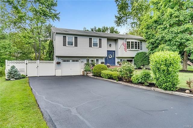 1st image of 5 Ashwood Ln