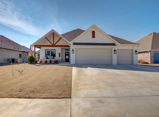 19008 E Ridgeline Rd, Catoosa, OK 74015