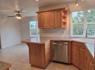 302 Holmes Ln, Oregon City, OR 97045