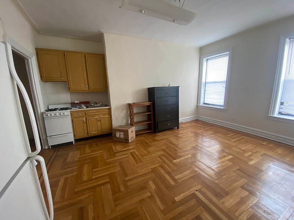 1st image of 150 E 18th St APT 1