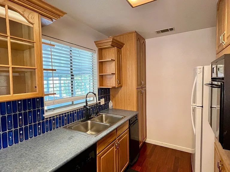2318 Thompson Way — Photo 6