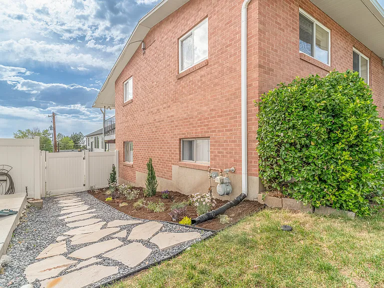 289 N 700 E — Photo 22