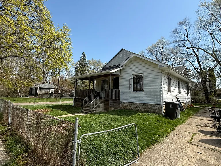 3918 Trumbull Ave — Photo 2