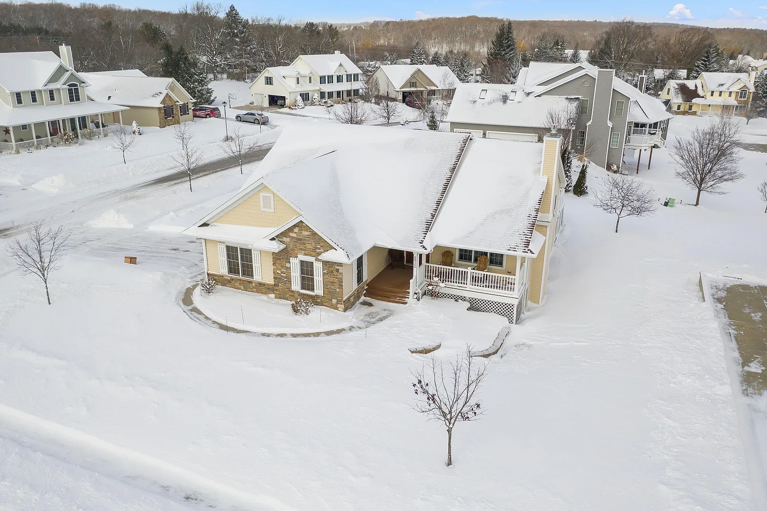 572 Cloverdale Ln photo 1
