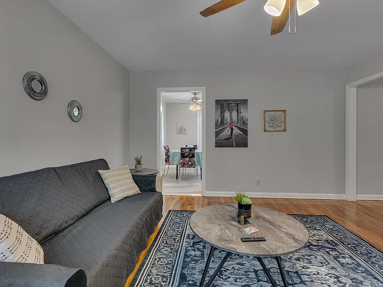 815 W Markham Ave #B — Photo 5